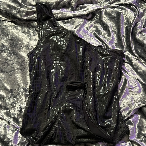 Crock design one shoulder bodysuit. Size Small. - Picture 3 of 3
